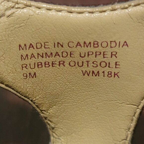 Michael Kors Logo Plaque Sandal - Picture 14 of 16